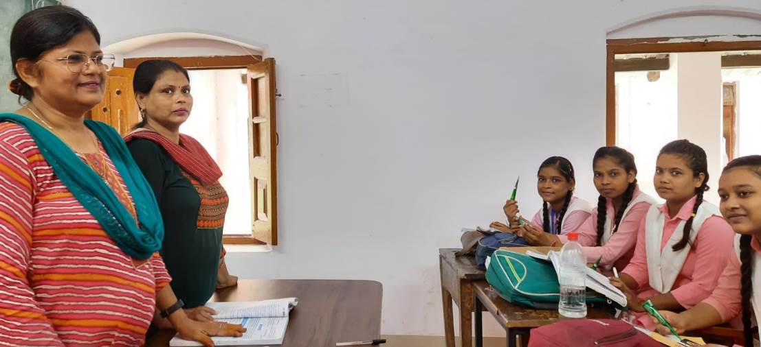 Neha Mehndi with Bareilly Live distributed mehndi cones to 1100 girl students