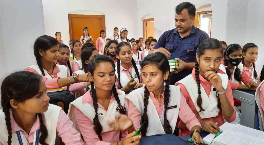 Neha Mehndi with Bareilly Live distributed mehndi cones to 1100 girl students