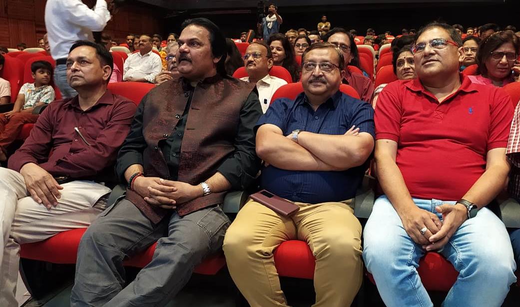 https://bareillylive.in/bareilly-news/akhilendra-mishra-said-sleeping-consciousness-is-the-reason-for-obscenity-in-bollywood-spirituality-is-the-solution/