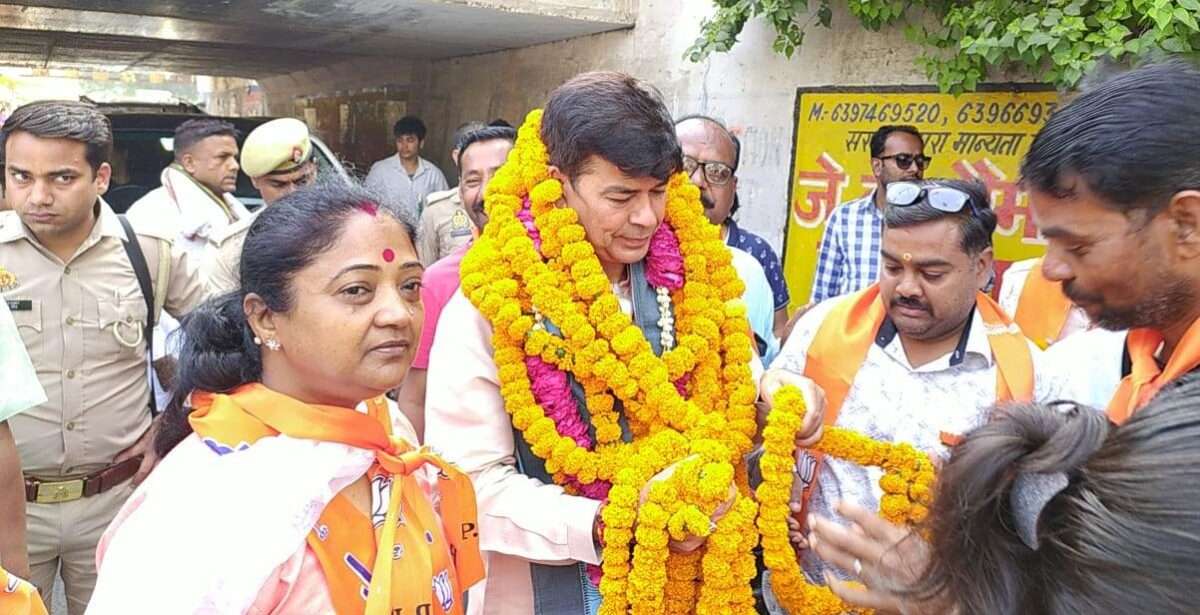 nagar nigam election 2023, Cantt MLA, BJP candidate Chitra Mishra, #बरेली, @BareillyLive, #नगर-निगम-चुनाव, पूर्व केन्द्रीय मंत्री संतोष गंगवार, मेयर उमेश गौतम, पार्षद प्रत्याशी चित्रा मिश्रा,