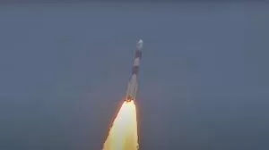 दिल्ली : भारतीय अंतरिक्ष अनुसंधान संगठन (ISRO) ने आज दोपहर 11 बजकर 50 मिनट पर आंध्र प्रदेश के श्रीहरिकोटा में स्थित अंतरिक्ष केंद्र से भारत के पहले सूर्य मिशन ‘आदित्य-एल1’ (Aditya-L1) को लॉन्च किया। भारत के इस पहले सौर मिशन से इसरो सूर्य का अध्ययन करेगा। इसरो के पहले सूर्य मिशन आदित्य एल-1 (ISRO Sun Mission Live Updates) को अंतरिक्ष में ‘लैग्रेंज प्वाइंट’ यानी एल-1 कक्षा में स्थापित किया जाएगा। इसके बाद यह ये सैटेलाइट सूर्य पर होने वाली गतिविधियों का 24 घंटे अध्ययन करेगा। एल-1 सैटेलाइट को पृथ्वी से 15 लाख किलोमीटर दूर स्थापित किया जाएगा।