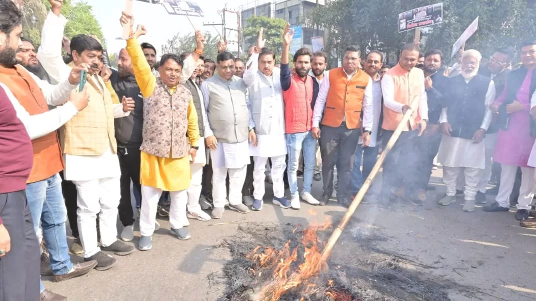 मुहब्बत की दुकान, भाजपाइयों ने किया प्रदर्शन, कांग्रेस का पुतला फूंका]