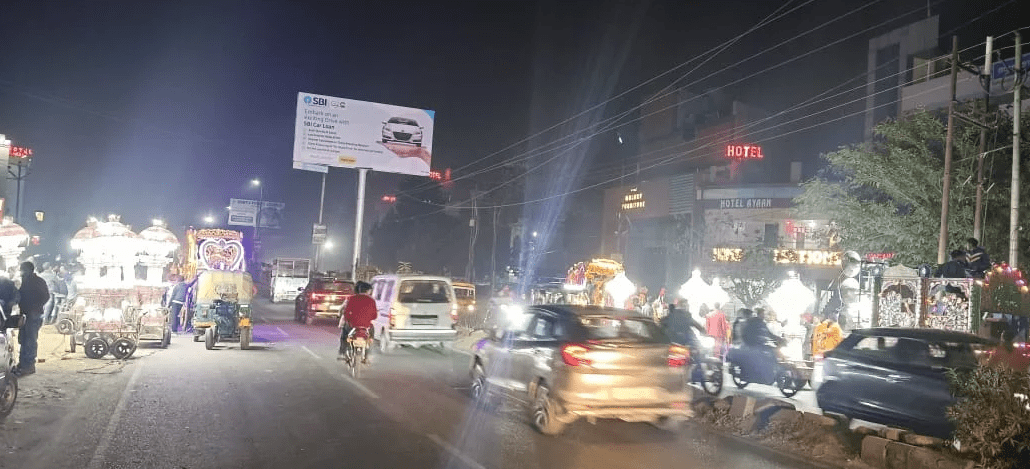 बारात निकली, सतरंगी रोशनी सड़क पर भी नहीं लगा जाम,