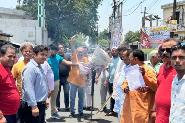 #Budaun, Bajrang Dal #VHP, burnt the effigy of terrorism, Budaun, बजरंग दल, #विहिप, आतंकवाद का पुतला, #DM,