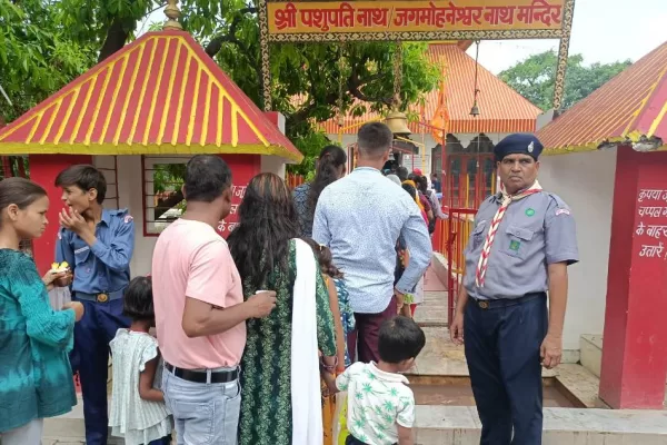 Scouts served the devotees at Shiva temples in Nath Nagari, facilitated darshan and Jalabhishek