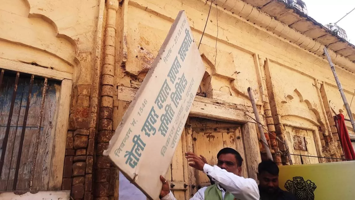 kabjaamukt karaaya 250 saal praacheen ganga mahaaraanee mandir, shuddhikaran kar shuroo hogee pooja raajasthaan jayapur ke ajamer rod par bhaankarota mein gais tainkar mein aag lagane se hua bheeshan haadasa behad chintaajanak hai ! prabhu shree raam sab kee raksha karen . om shaanti ! 🙏 bheeshan haadasa; jayapur mein ajamer haeeve par bhaankarota mein dillee pablik skool ke saamane kemikal se bhare tainkar mein hue dhamaake ke baad ab tak 5 log jinda jal gae hain aur 35 jhulas gae hain. tainkar ko ek trak ne takkar maaree thee. isase tainkar mein blaast ho gaya aur jalata hua kemikal 200 se 300 meetar door tak phail gaya. jahaan-jahaan kemikal gira vahaan aag lag gaee. 40 se jyaada gaadiyaan aag kee chapet mein aa gaeen. kaee gaadiyaan aisee theen jinamen se logon ko baahar nikalane ka mauka hee nahin mila. #jaipurfirai #jaipur #ajmairroad Show more 711 / 5,000 250 years old Ganga Maharani temple freed from occupation, puja will start after purification