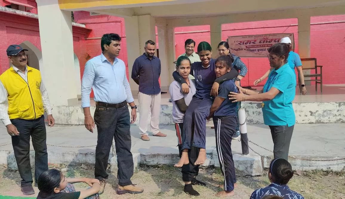 Civil Defense training, GGIC, summer camp, Students learned first aid and CPR, सिविल डिफेंस, छात्राओं ने सीखा फर्स्ट-एड व सीपीआर,