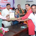 हिंदी पत्रकारिता दिवस पर राज्य सूचना आयुक्त ने किया पत्रकारों का सम्मान