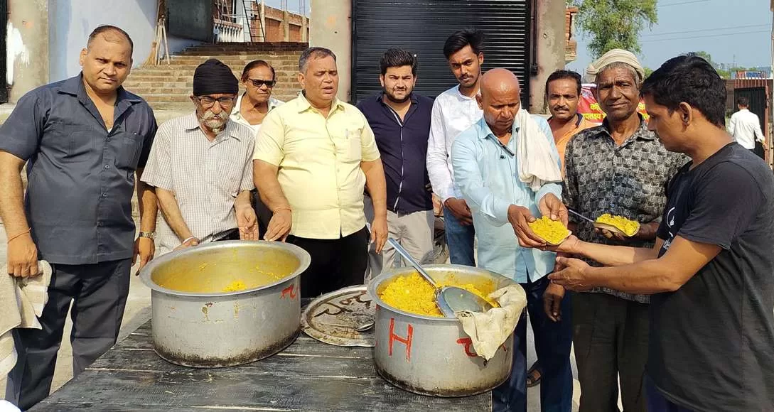 कविर्देव के जन्म दिवस के उपलक्ष्य में बांटी खिचड़ी, birth-anniversary-of-kabirdas,