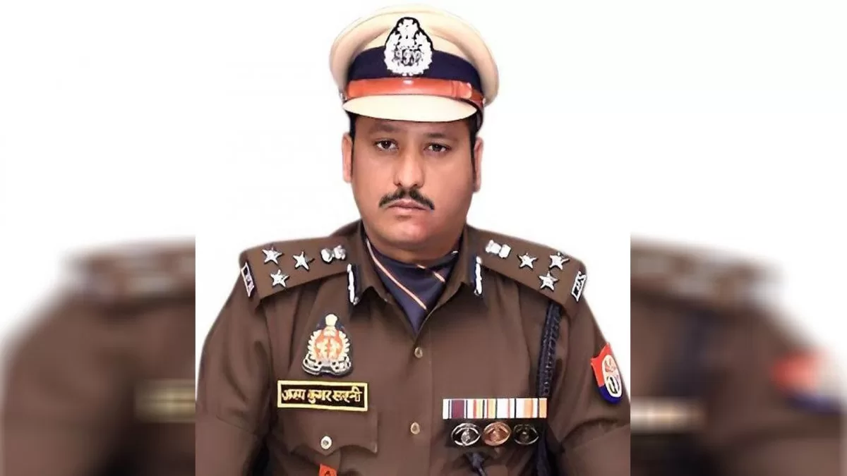 लखनऊ, 15 अगस्त 2025 – बरेली रेंज के डीआईजी अजय कुमार साहनी सहित उत्तर प्रदेश के 17 पुलिसकर्मियों को राष्ट्रपति वीरता पदक से सम्मानित किया जाएगा। इनमें एसटीएफ के दो डिप्टी एसपी दीपक कुमार सिंह और धर्मेश कुमार शाही भी शामिल हैं। धर्मेश का यह चौथा वीरता पदक है। इसके अलावा, छह पुलिसकर्मियों को उत्कृष्ट सेवाओं और 72 को सराहनीय सेवाओं के लिए राष्ट्रपति पदक दिया जाएगा। पुरस्कारों की घोषणा गुरुवार को की गई।