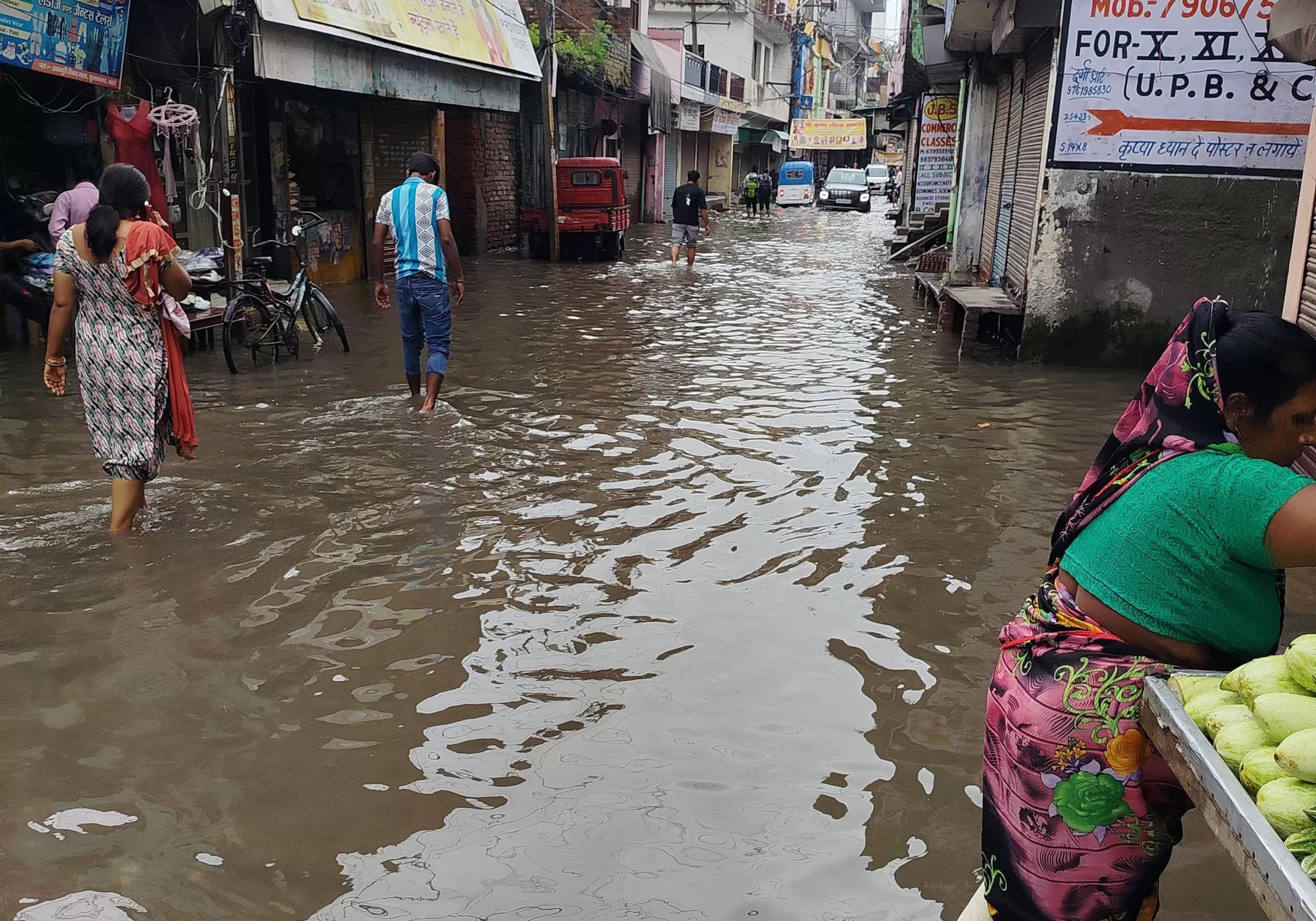 उत्तर प्रदेश में बाढ़ का कहर, 17 जिलों में भारी बारिश का रेड अलर्ट, 37 जिले प्रभावित