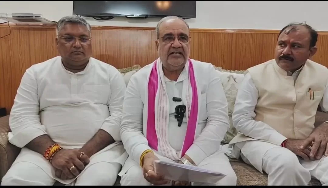 बरेली@BareillyLive: भाजपा प्रदेश अध्यक्ष भूपेंद्र सिंह चौधरी एक दिवसीय दौरे पर आज सर्किट हाउस पहुँचे। यहाँ उन्होंने कार्यकर्ताओ, पदाधिकारियो, और जनप्रतिनिधियों के बैठक की और राजनैतिक विषयो पर चर्चा की। वही प्रेस कॉन्फ्रेंस के दौरान मीडिया से बात करते हुए उन्होंने भारत निर्वाचन आयोग द्वारा मतदाता सूची को अधिक पारदर्शी बनाने में SIR प्रारंभ किया है यह भारत निर्वाचन आयोग का यह कदम बहुत ही सराहनीय है।