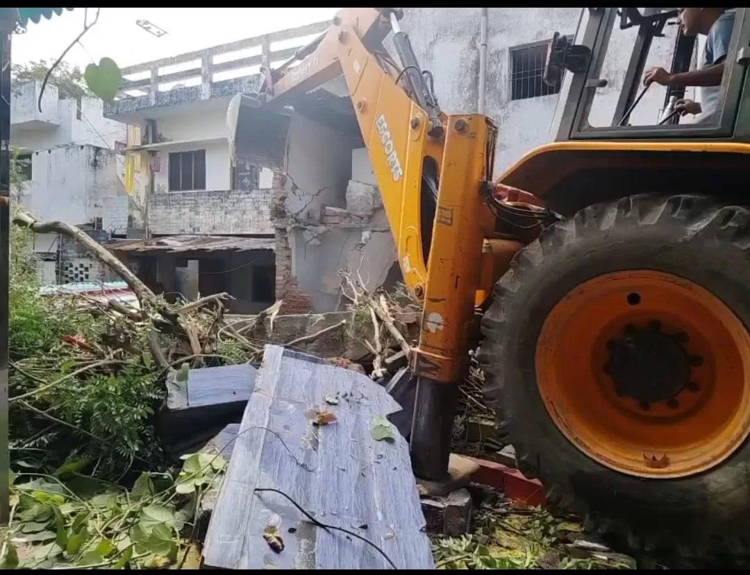 Bareilly,Cantonment Board, #बरेली, कैंटोनमेंट बोर्ड, अवैध निर्माण पर चलाया बुलडोजर,