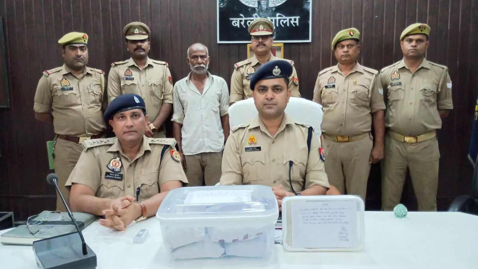 बरेली के थाना बारादरी पुलिस ने अन्तर्राज्यीय स्तर पर अवैध मादक पदार्थों की तस्करी करने वाले गिरोह के एक शातिर सदस्य को गिरफ्तार किया है। वरिष्ठ पुलिस अधीक्षक बरेली के निर्देश पर चलाए जा रहे नशा तस्करी विरोधी अभियान के तहत पुलिस अधीक्षक नगर व क्षेत्राधिकारी नगर तृतीय के पर्यवेक्षण में थाना बारादरी पुलिस ने यह कार्रवाई की।