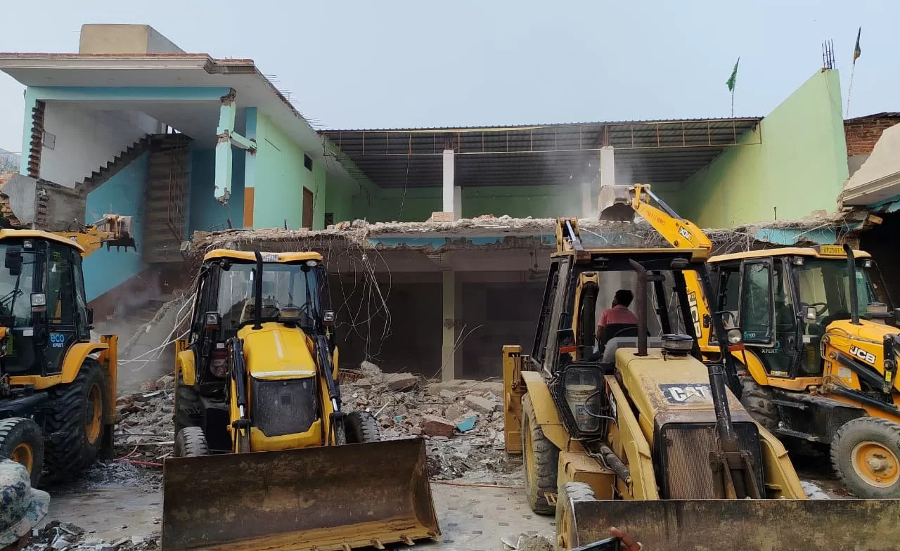 बरेली में नौ दिन पूर्व शुक्रवार को हुए बवाल के आरोपियों पर अब प्रशासन ने बुल्डोजर एक्शन लेना शुरू कर दिया है। शनिवार को बरेली प्रशासन, पुलिस और बरेली विकास प्राधिकरण की संयुक्त टीम ने मौलाना तौकीर रज़ा खां के दाहिना हाथ माने जाने वाले आईएमसी के राष्ट्रीय महासचिव डॉ. नफीस खां और उनके पार्टनर शोएब बेग के अवैध बारात घर रज़ा पैलेस को जमींदोज कर दिया।