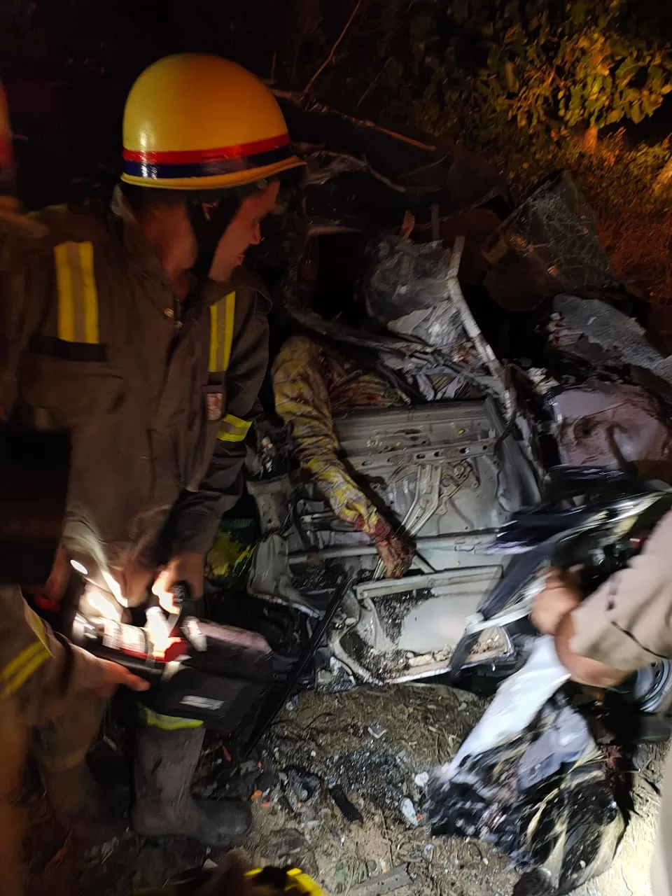 Bareilly: Eeco van and bus collide head-on in Bareilly, three dead