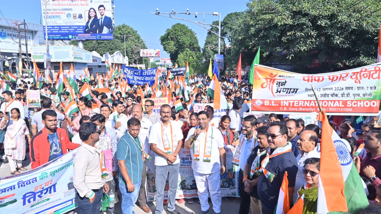 Cantt MLA Sanjeev Agarwal flags off the Tiranga Yatra.