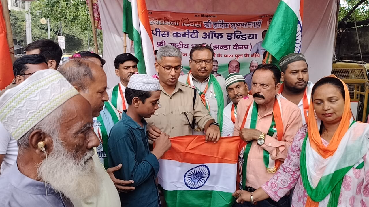 पीस कमेटी का तिरंगा अभियान