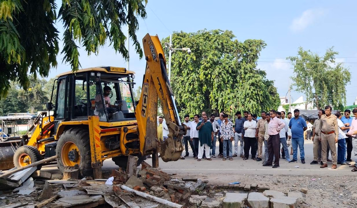 बरेली आरटीओ कार्यालय के बाहर दलालों के अवैध चैंबरों पर चला बुलडोजर
