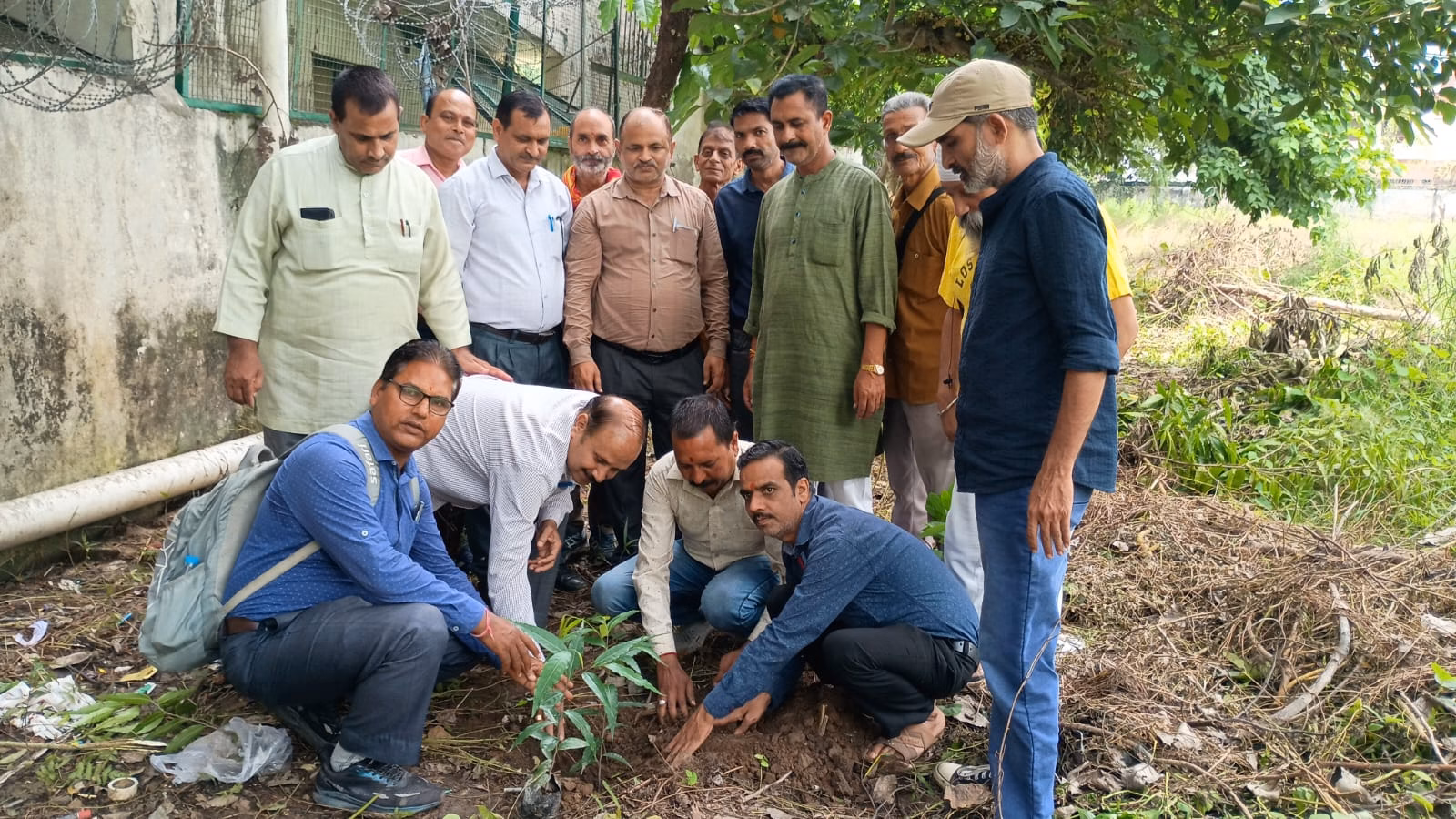 विश्व फोटोग्राफी दिवस पर पौधारोपण कर दिया पर्यावरण
