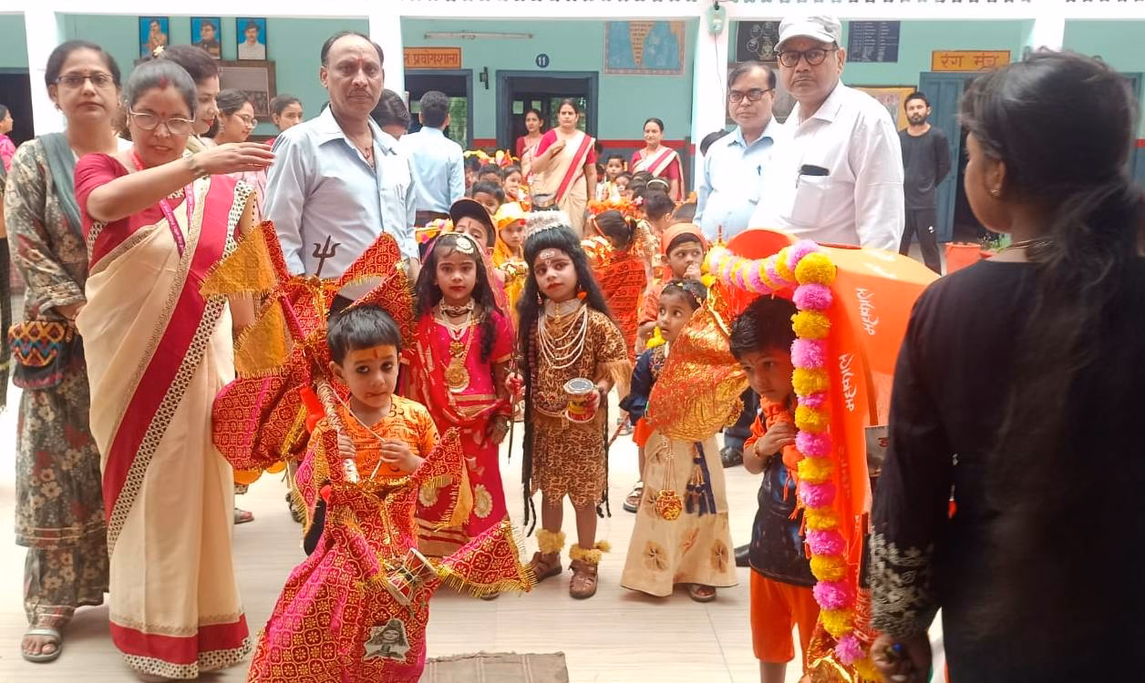 सरस्वती शिशु मंदिर में निकली कांवड़ यात्रा शिव के जयकारों