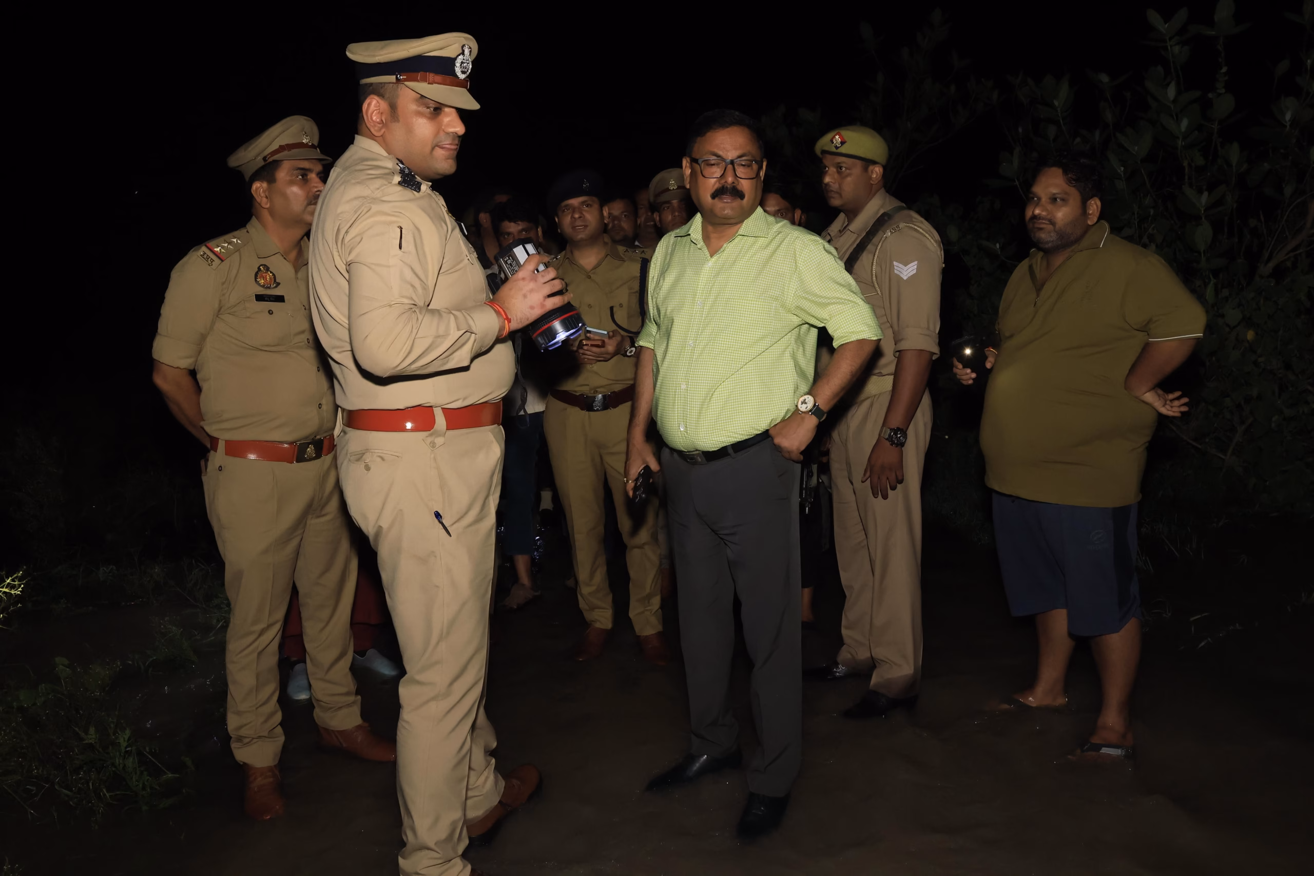 आरिल नदी में तीन लोगों के बहने की सूचना से हड़कंप डीएम-एसएसपी