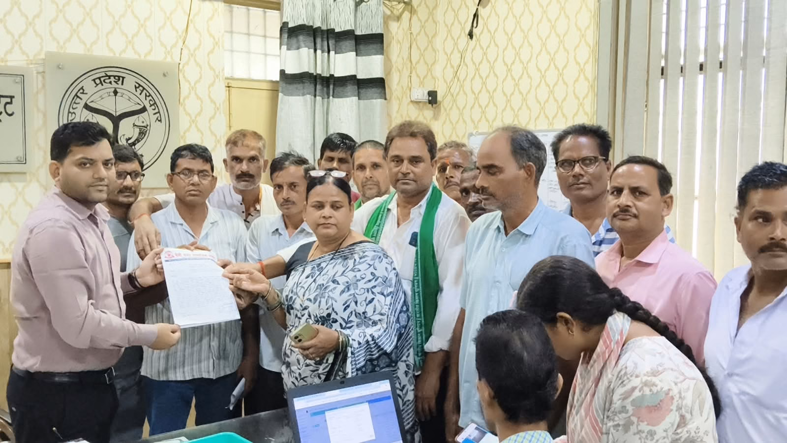 दो साल से बकाया गन्ना भुगतान को लेकर किसानों ने नवाबगंज प्रशासन को सौंपा ज्ञापन
